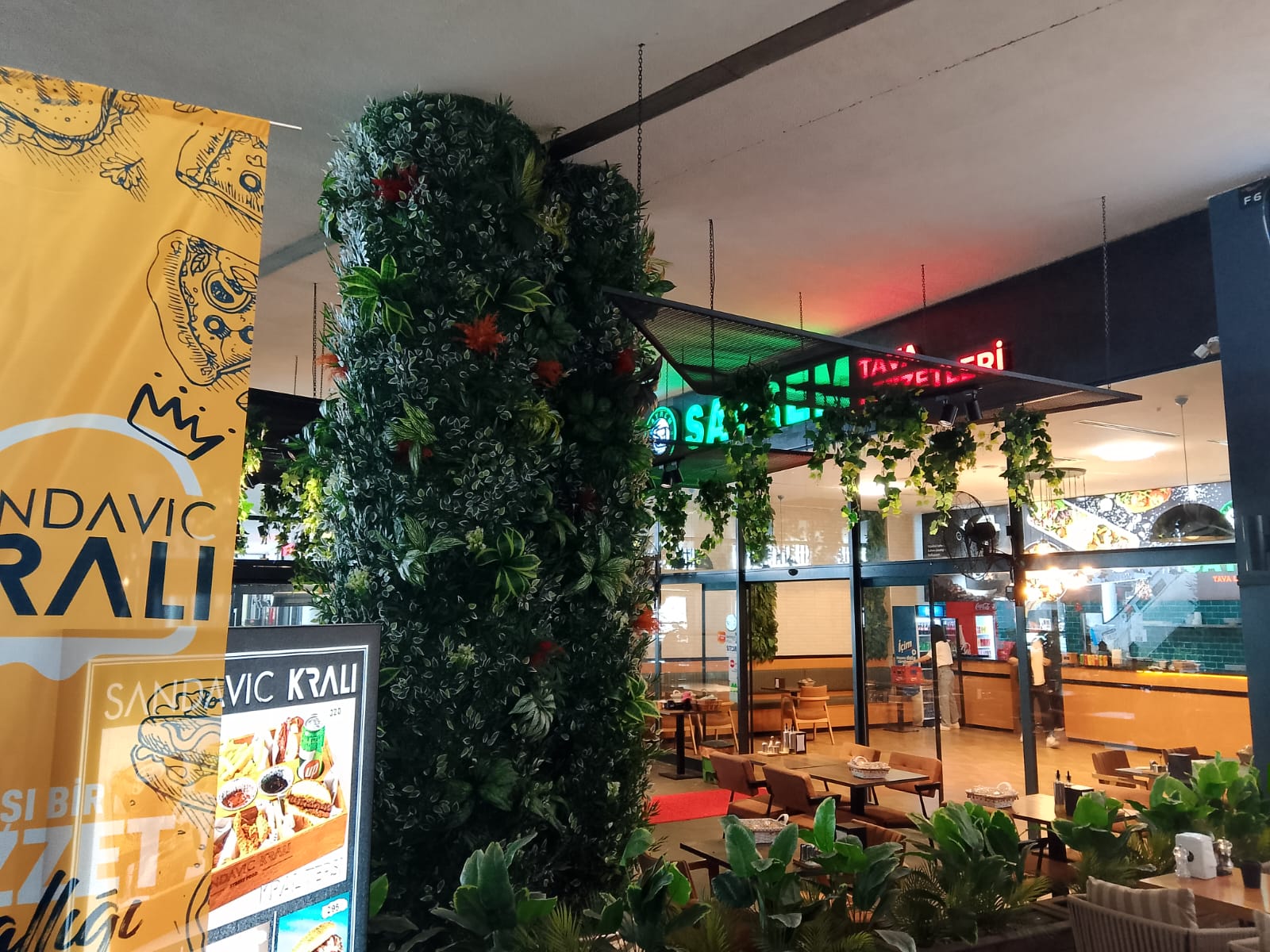 Restoran, Kafe ve Ticari Alanlara Özel Yeşil Dekorasyon Uygulamaları